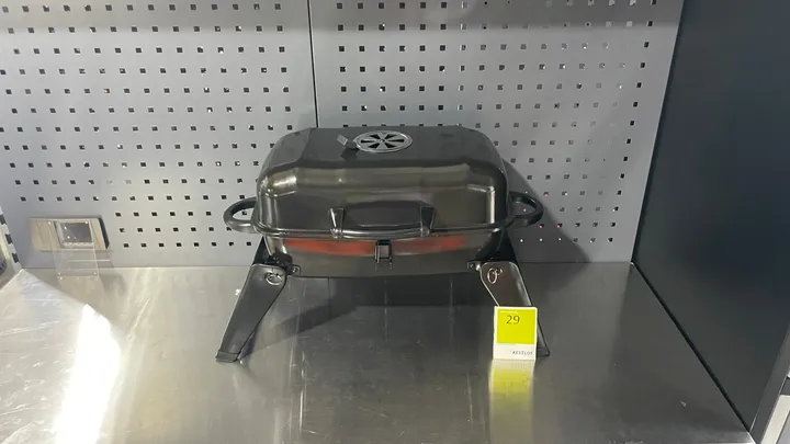 Mobiler Holzkohlegrill mit Deckel und Grillrosten